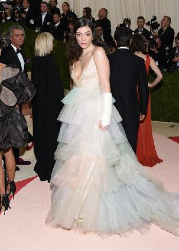 Un bloguero recrea en su casa los 'looks' más destacados de la gala Met 2016