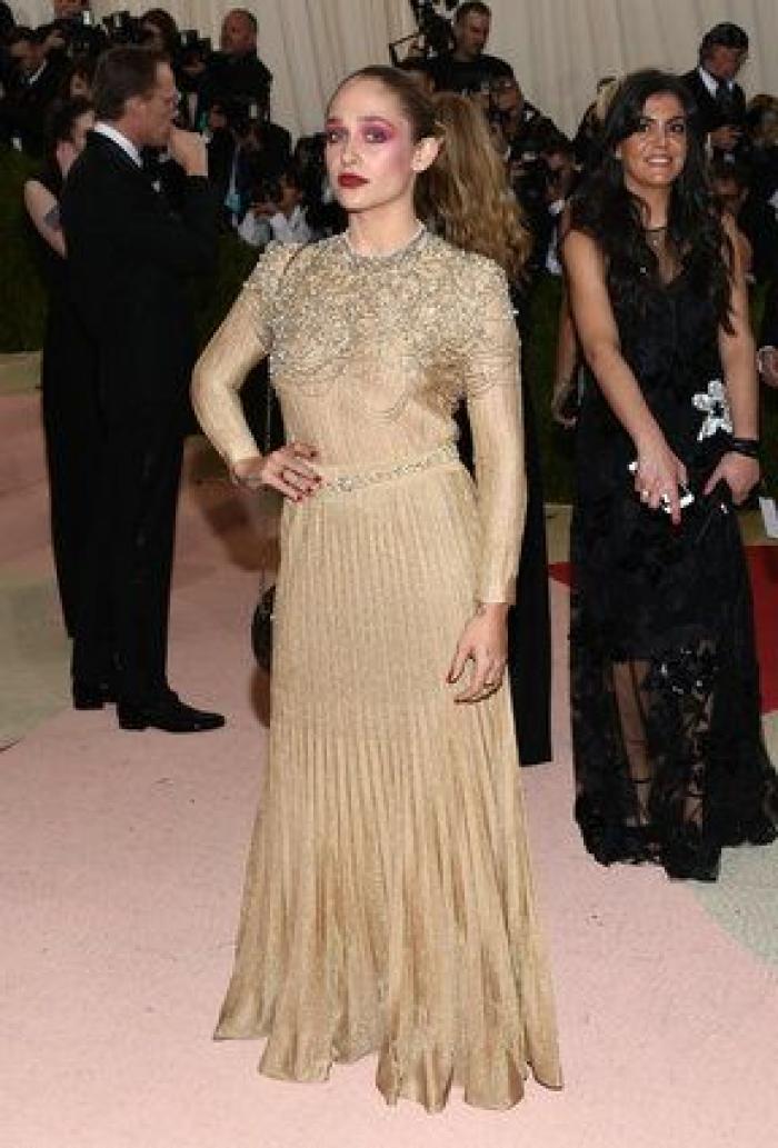 Un bloguero recrea en su casa los 'looks' más destacados de la gala Met 2016