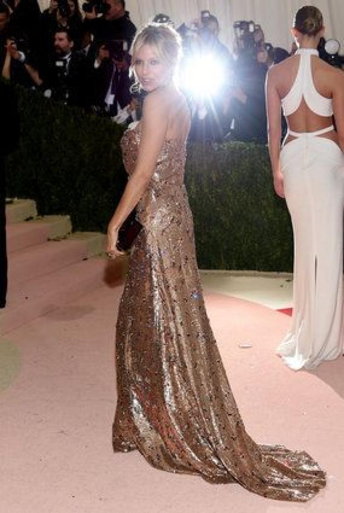 Un bloguero recrea en su casa los 'looks' más destacados de la gala Met 2016