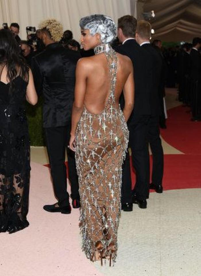 Un bloguero recrea en su casa los 'looks' más destacados de la gala Met 2016