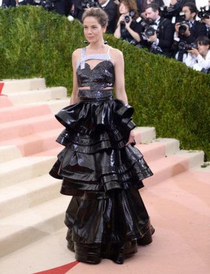 Un bloguero recrea en su casa los 'looks' más destacados de la gala Met 2016