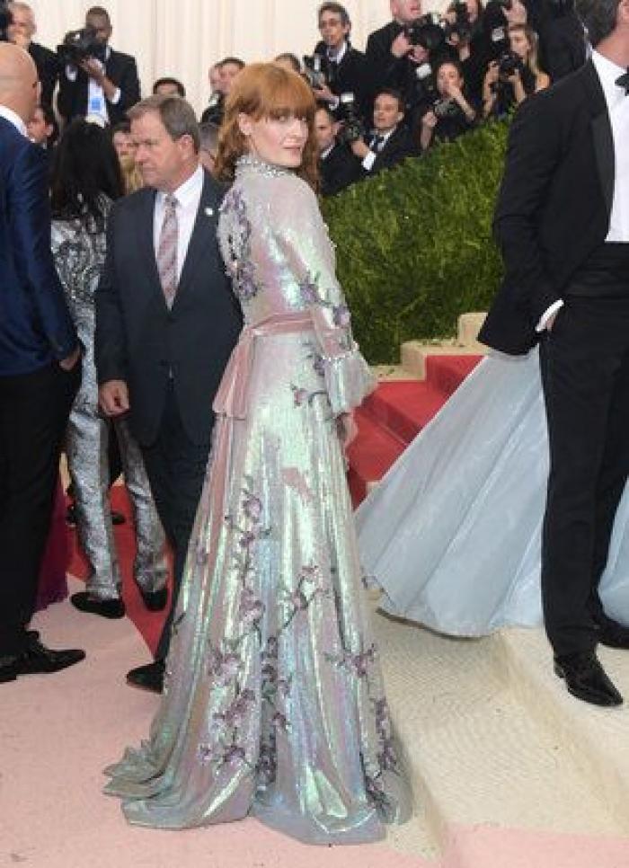 Un bloguero recrea en su casa los 'looks' más destacados de la gala Met 2016