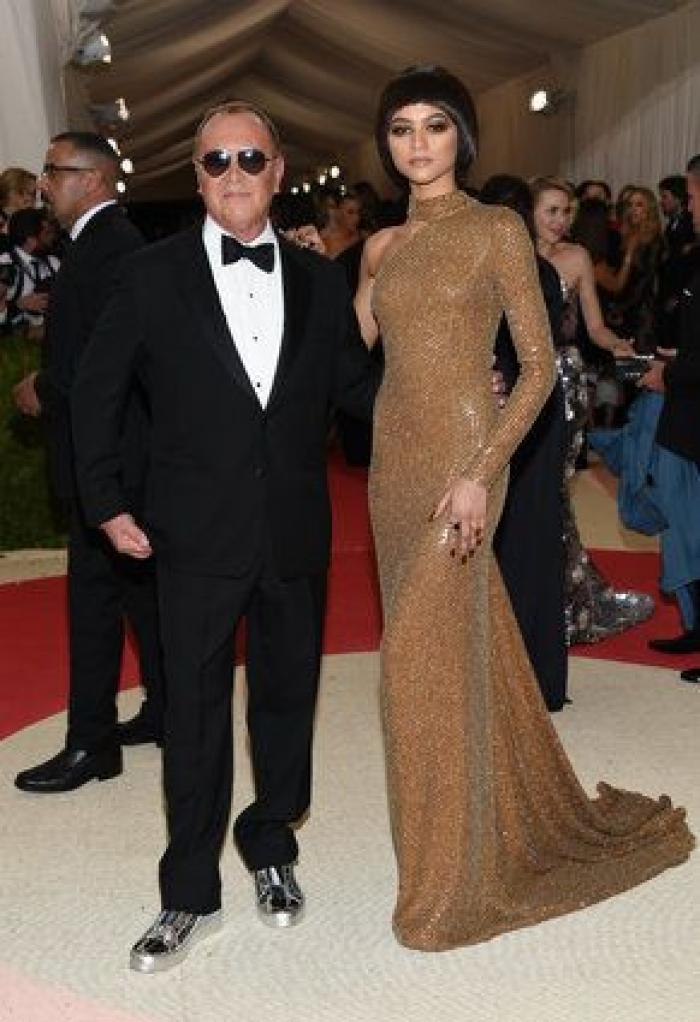 Un bloguero recrea en su casa los 'looks' más destacados de la gala Met 2016