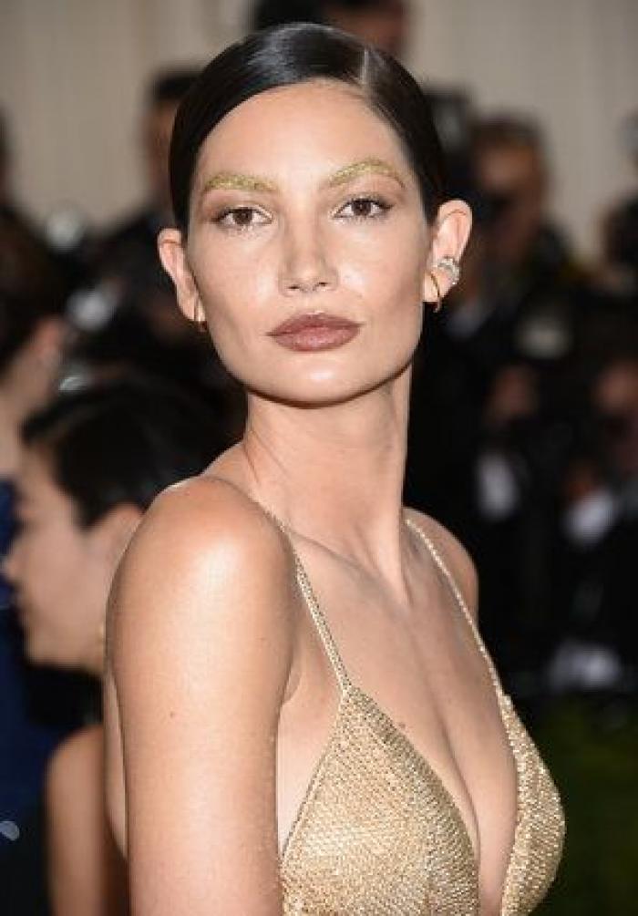 Un bloguero recrea en su casa los 'looks' más destacados de la gala Met 2016