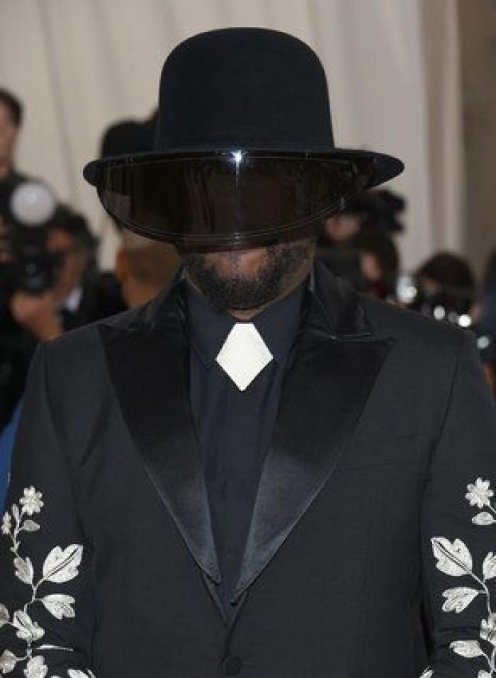 Un bloguero recrea en su casa los 'looks' más destacados de la gala Met 2016