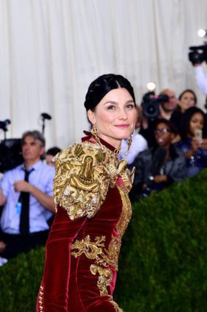 Un bloguero recrea en su casa los 'looks' más destacados de la gala Met 2016