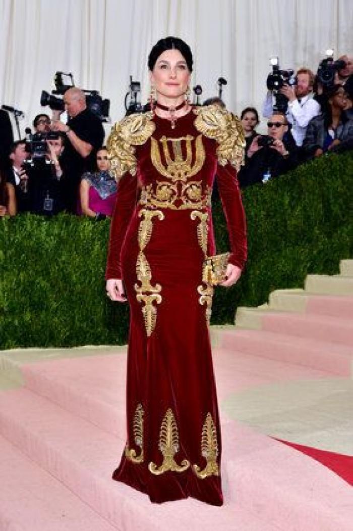 Un bloguero recrea en su casa los 'looks' más destacados de la gala Met 2016