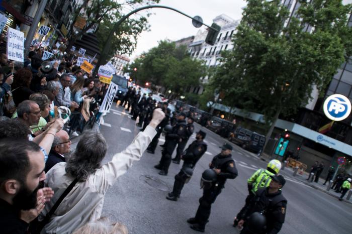 Cientos de personas protestan ante la sede del PP con una cacerolada