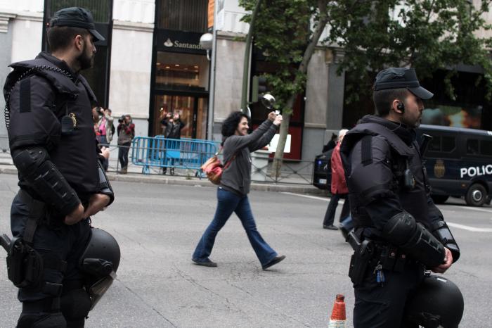 Cientos de personas protestan ante la sede del PP con una cacerolada