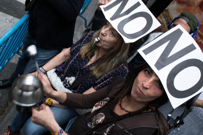 Cientos de personas protestan ante la sede del PP con una cacerolada