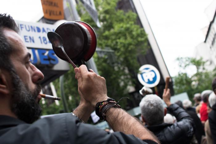 Cientos de personas protestan ante la sede del PP con una cacerolada