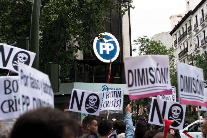 Cientos de personas protestan ante la sede del PP con una cacerolada
