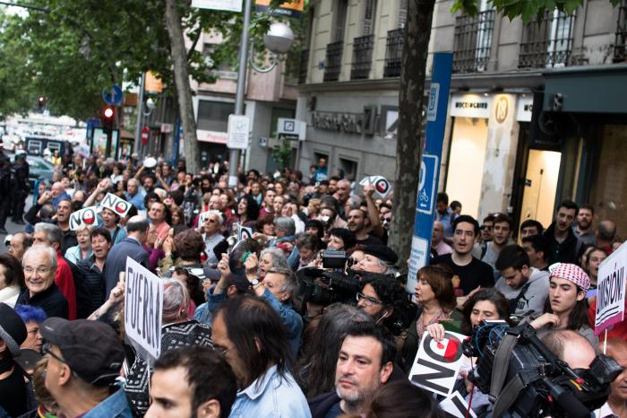 Cientos de personas protestan ante la sede del PP con una cacerolada