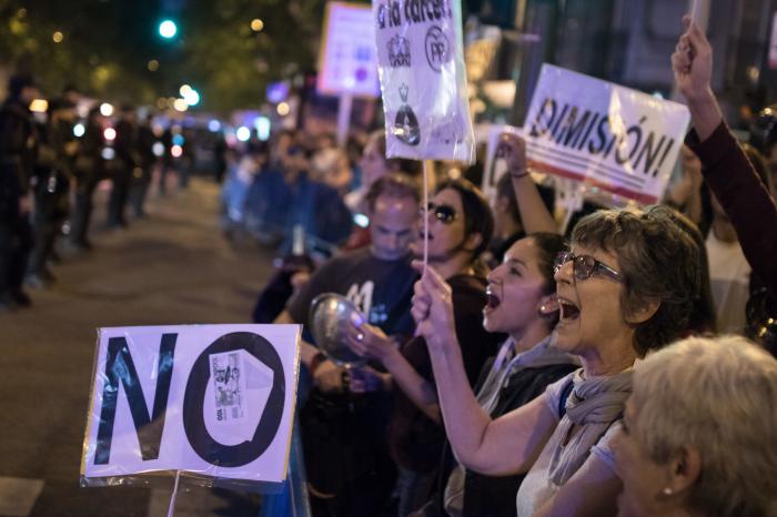 Cientos de personas protestan ante la sede del PP con una cacerolada