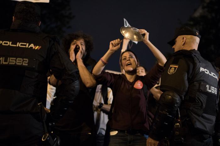 Cientos de personas protestan ante la sede del PP con una cacerolada