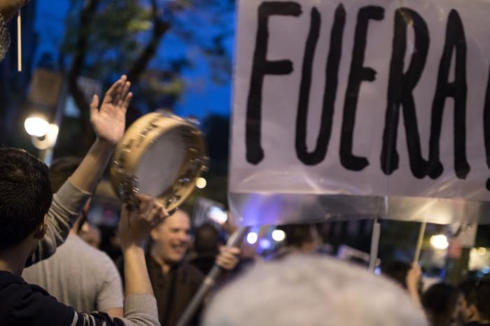 Cientos de personas protestan ante la sede del PP con una cacerolada