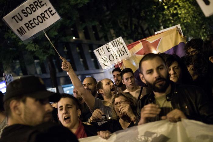 Cientos de personas protestan ante la sede del PP con una cacerolada
