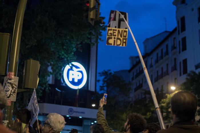 Cientos de personas protestan ante la sede del PP con una cacerolada