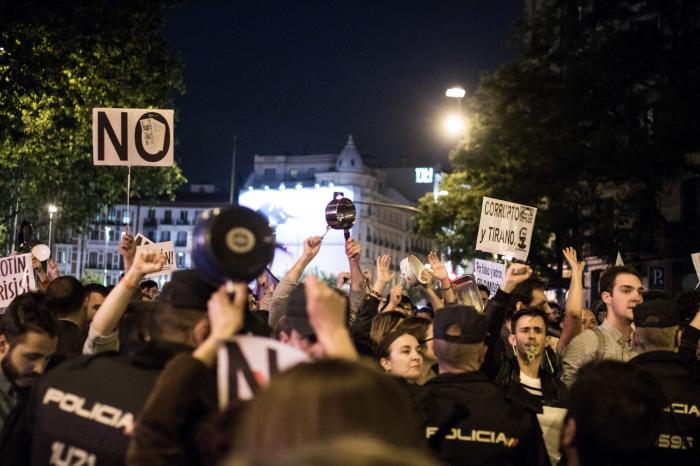 Cientos de personas protestan ante la sede del PP con una cacerolada