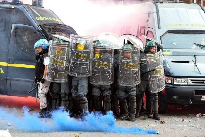 Un hombre cruza desnudo y a nado la Fontana di Trevi de Roma