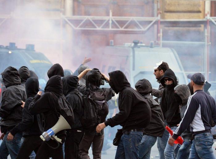Un hombre cruza desnudo y a nado la Fontana di Trevi de Roma