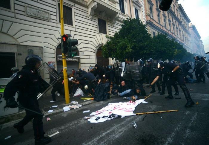 Un hombre cruza desnudo y a nado la Fontana di Trevi de Roma