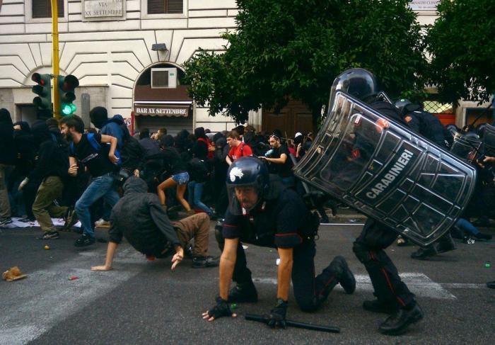 Un hombre cruza desnudo y a nado la Fontana di Trevi de Roma