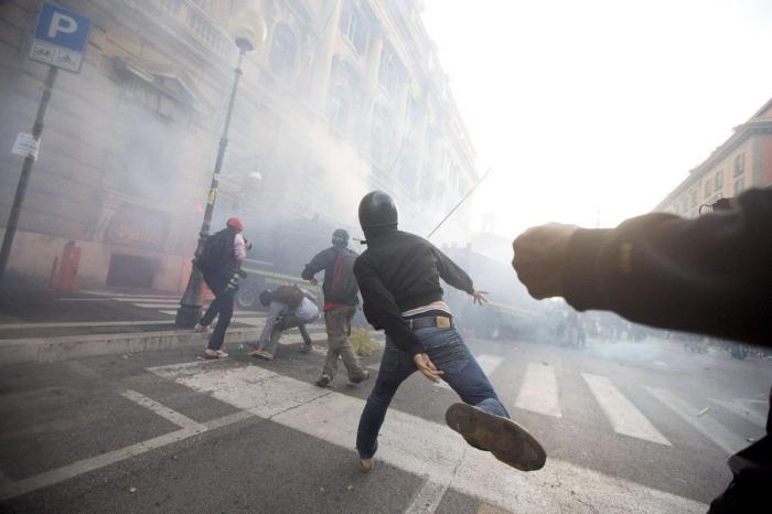 Un hombre cruza desnudo y a nado la Fontana di Trevi de Roma