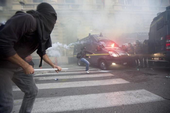 Un hombre cruza desnudo y a nado la Fontana di Trevi de Roma
