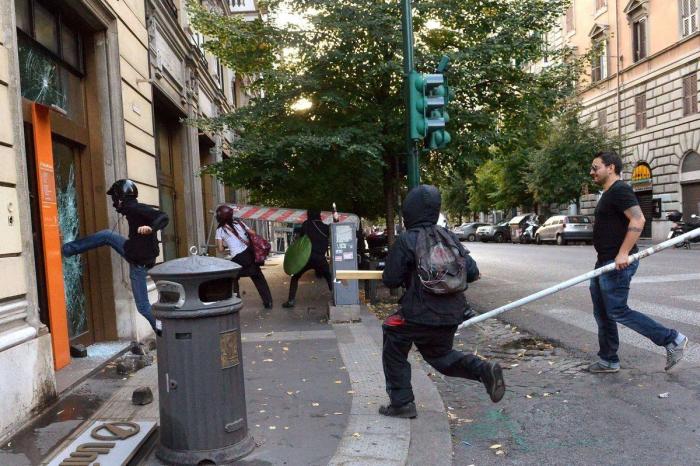 Un hombre cruza desnudo y a nado la Fontana di Trevi de Roma