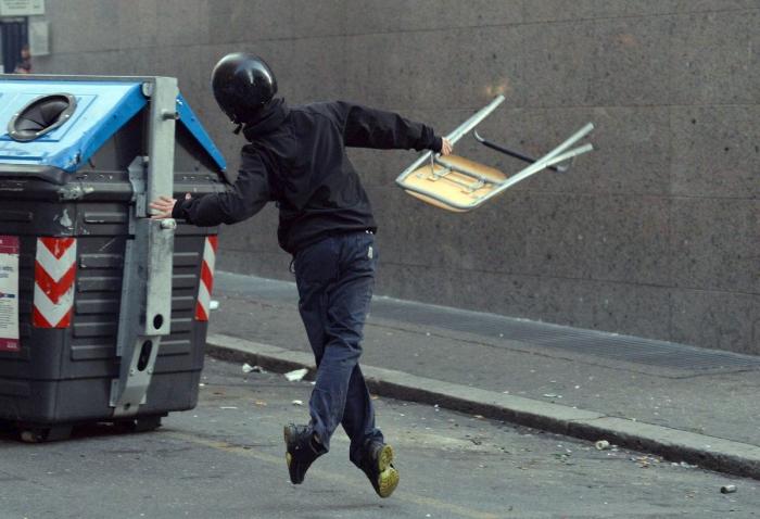 Un hombre cruza desnudo y a nado la Fontana di Trevi de Roma