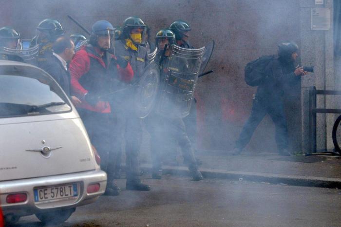 Un hombre cruza desnudo y a nado la Fontana di Trevi de Roma