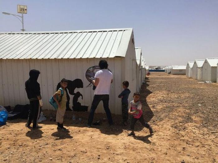 El artista urbano Pejac visita otro campo de refugiados en Jordania
