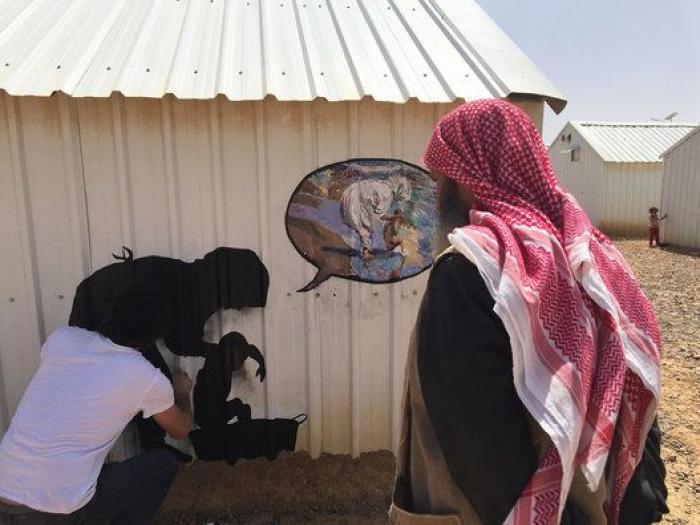 El artista urbano Pejac visita otro campo de refugiados en Jordania