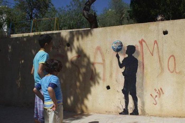El artista urbano Pejac visita otro campo de refugiados en Jordania