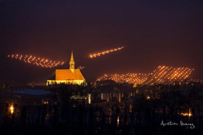 Esta viña francesa se ha calentado con miles de velas para combatir el frío