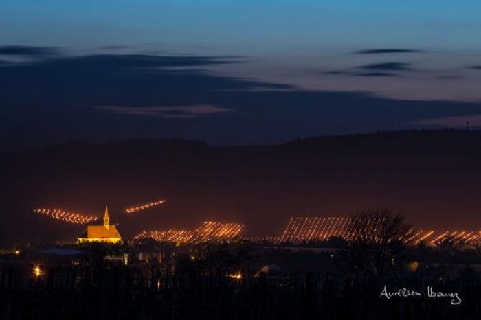 Esta viña francesa se ha calentado con miles de velas para combatir el frío