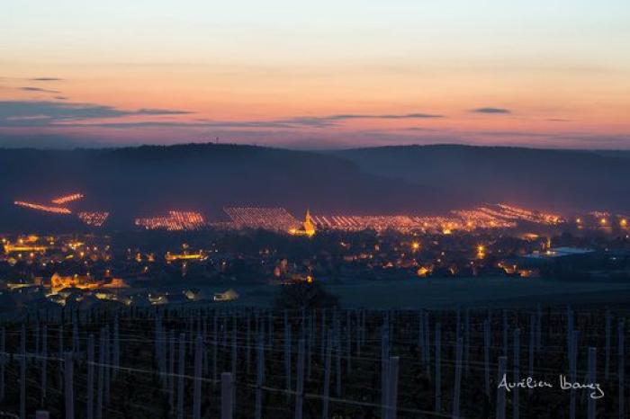 Esta viña francesa se ha calentado con miles de velas para combatir el frío