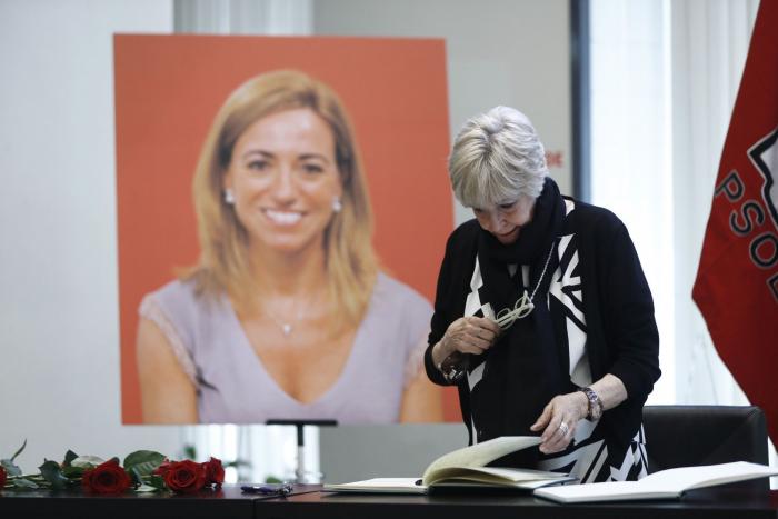 El último adiós a Carme Chacón