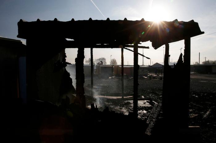 Un incendio destruye un campamento que albergaba a 1.500 migrantes en Francia
