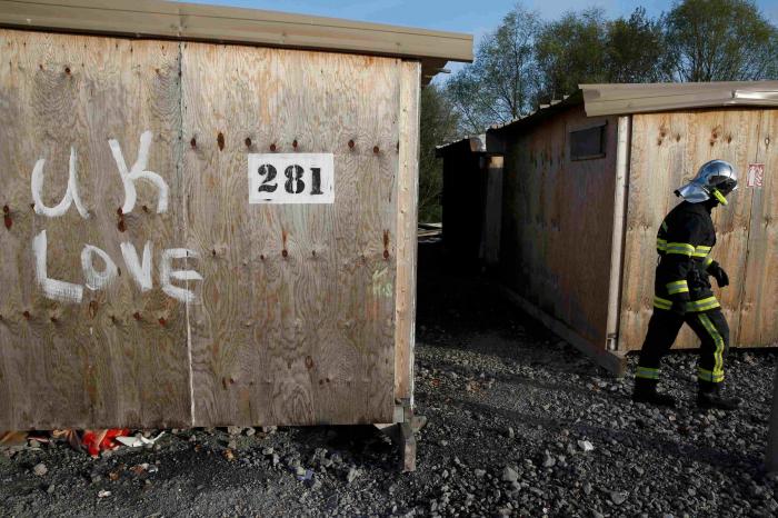 Un incendio destruye un campamento que albergaba a 1.500 migrantes en Francia