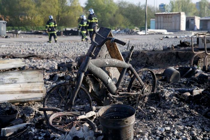 Un incendio destruye un campamento que albergaba a 1.500 migrantes en Francia