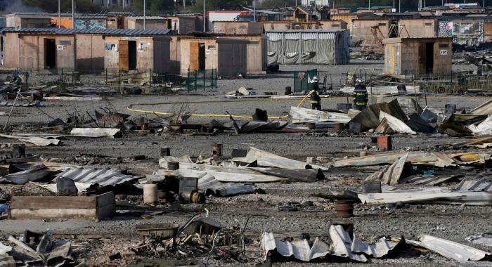 Un incendio destruye un campamento que albergaba a 1.500 migrantes en Francia