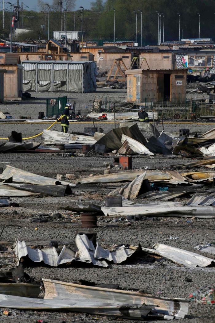 Un incendio destruye un campamento que albergaba a 1.500 migrantes en Francia