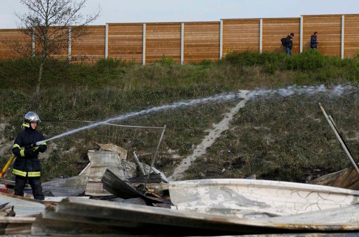 Un incendio destruye un campamento que albergaba a 1.500 migrantes en Francia