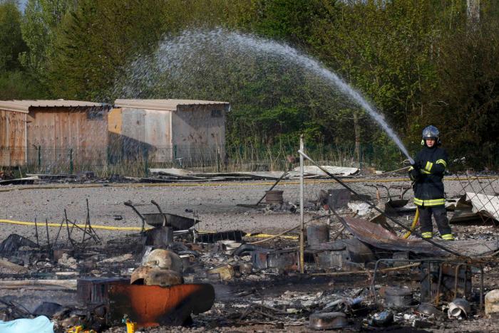 Un incendio destruye un campamento que albergaba a 1.500 migrantes en Francia
