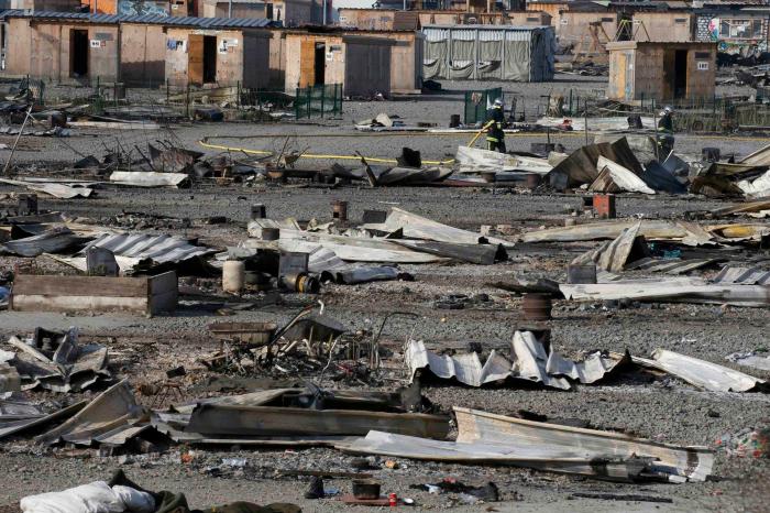 Un incendio destruye un campamento que albergaba a 1.500 migrantes en Francia