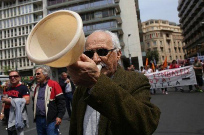 Grecia aprueba una polémica reforma fiscal y de las pensiones