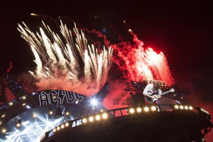 La prensa elogia con unanimidad el debut de Axl Rose con AC/DC