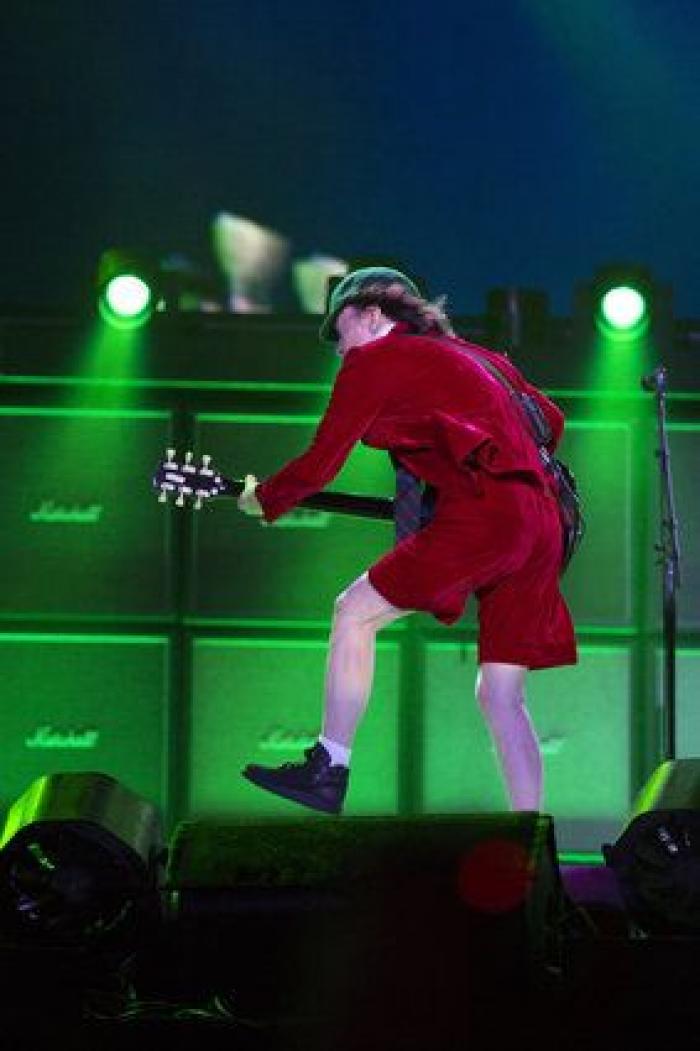 La prensa elogia con unanimidad el debut de Axl Rose con AC/DC